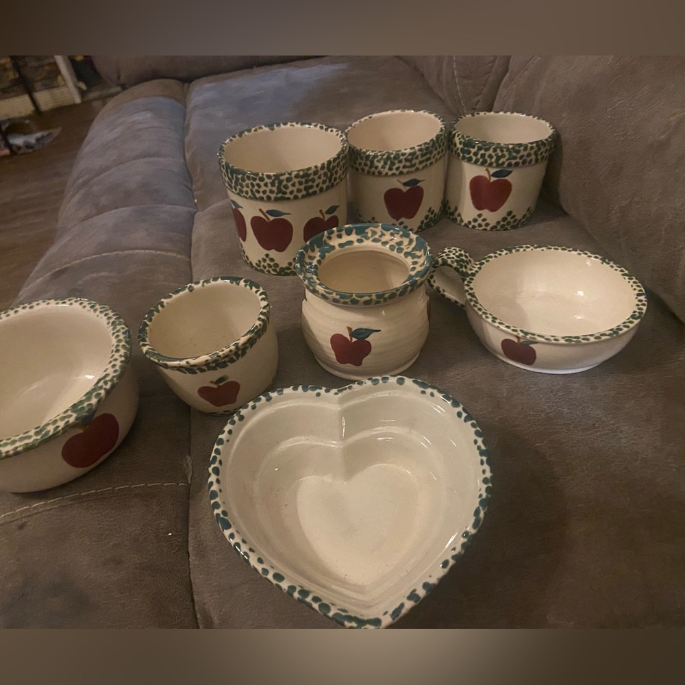 Heritage pottery 7 piece pottery apple set with green trim no chips like new